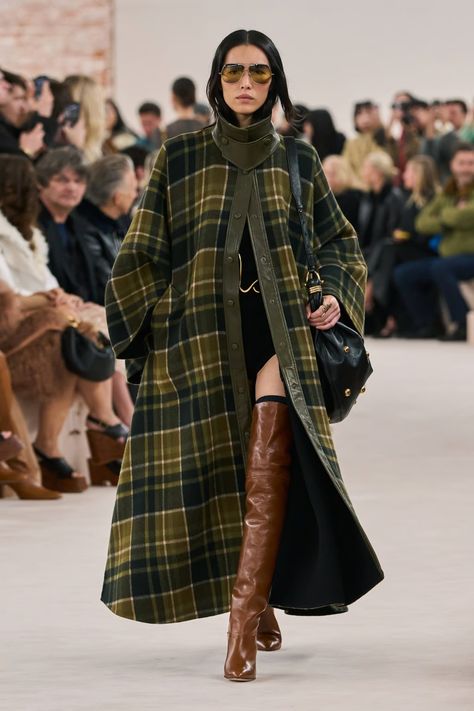 At the Chloe fall/winter 2024 show, the French brand presented a coat in green tartan. Photo: Handout Fall Winter Trends, Moda Paris, Winter Trends, Winter Tops, Coat Outfits, Fall 2024, Fall Outfit, Fall Trends, Color Trends