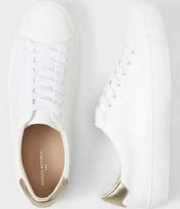 Best Sneakers For Walking, White Tennis Shoes Outfit, Walking Sneakers For Women, Travel Shoes Women, Best Shoes For Travel, Stylish Walking Shoes, Walking Tennis Shoes, Best White Sneakers, White Sneakers Outfit