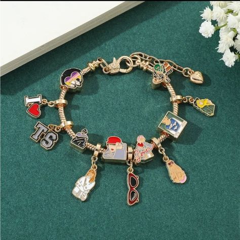 Brand New Pet Free Smoke Free Taylor Swift Charm Bracelet Bundle & Save Reasonable Offers Accepted Happy Shopping 15 Taylor Swift, Eras Tour Taylor Swift, Eras Tour Taylor, Cat Bracelet, Friendship Bracelets With Beads, Taylor Swift Music, Memorial Bracelet, Speak Now, Charms Bracelet