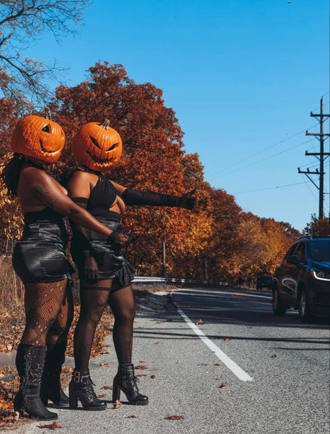 Bestie Pumpkin Head Photoshoot, Ghost Face Photoshoot Women, Best Friend Halloween Pictures, Best Friend Pumpkin Head Photoshoot, Bff Halloween Photoshoot, Fall Bff Photoshoot, Halloween Pics With Friends, Cute Bff Halloween Costumes, Best Friend Halloween Photoshoot