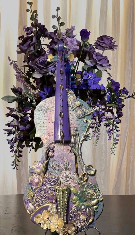 Violin With Flowers, Violin Craft, Shabby Chic Violin, Guitar Art Diy, Instrument Decoration, Stradivarius Violin, Steampunk Mixed Media Art, Violin Art, Steampunk Mixed Media