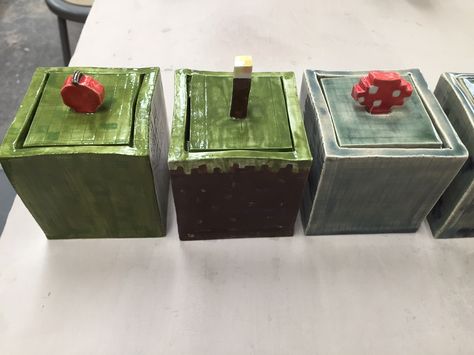 1/3 minecraft boxes: Leaf block with apple, grass block with torch, smooth stone block with mushroom. Minecraft Ceramics, Minecraft Pottery, Ceramic Minecraft, Slab Box Ideas, Minecraft Box, Grass Block, Ideas Ceramica, Ceramica Ideas, Minecraft Blocks