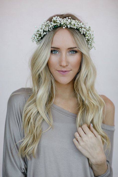 Flower crowns may seem passe, but they will fit perfectly at any Summer Solstice party. Head to your flower store to pick up a ton of Baby's Breath -- this inexpensive flower works well for flower crowns and won't break your budget. DIY here! Baby Breath Flower Crown, Hairstyles Diy, Wedding Hairstyles And Makeup, Fresh Wedding Flowers, Wedding Hairstyles Bride, Vintage Wedding Hair, Babies Breath, Flower Crown Wedding, Flower Crowns