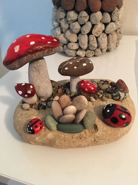 Mushroom Stone, Burlap Crafts Diy, Rock Crafts Diy, Painted Rock Cactus, Stones For Garden, Stones Aesthetic, Stone Pictures Pebble Art, Garden Rock Art, Mushroom Crafts