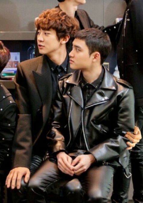 Kyungsoo sitting on Chanyeol's lap Exo Kaisoo, Exo Couple, Exo Ot12, Exo Funny, Exo Kyungsoo, Park Chanyeol Exo, Chanyeol And Do, Exo Do, Exo Memes