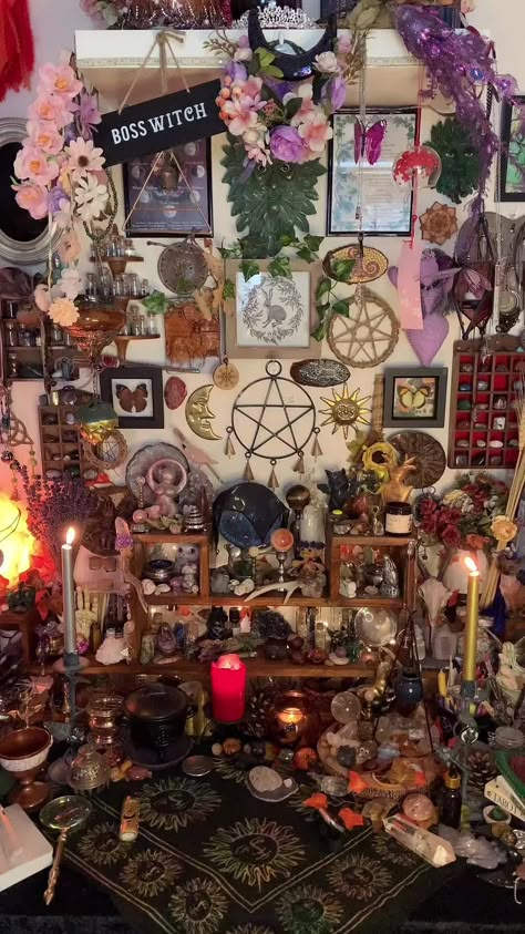 Witchcore Bedroom Aesthetic, Witchcraft Bedroom Aesthetic, Witchy Window Decor, Therian Room Ideas, Witchcore Room, Witchy Store, Witchcore Bedroom, Witchy Room Aesthetic, Witch Bedroom