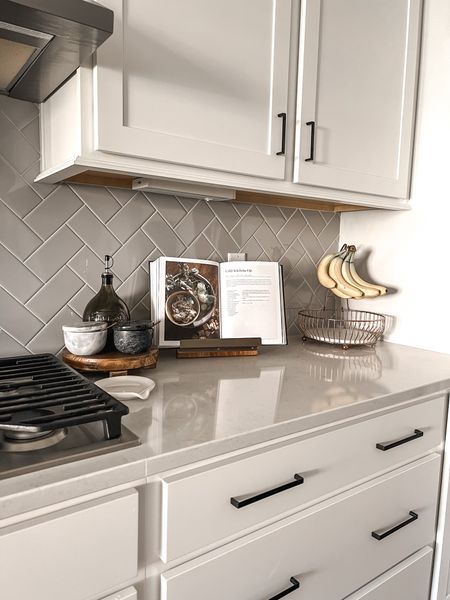 Small Apartment Inspiration Kitchen, Kitchen Backsplash Herringbone, Small Kitchen Counter Decor, White Cabinets Black Hardware, Black Hardware Kitchen, Black Kitchen Hardware, Kitchen Black Counter, Counter Styling, Small Kitchen Counter