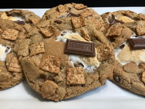 6ct Jumbo cookies with a combination of chocolate, graham crackers, marshmallow and Cinnamon Toast Crunch cereal. They are soft and chewy with a  chocolate and marshmallow center. The flavors compliment each other well. 2 servings per cookie. Crumbl Cinnamon Toast Crunch Cookie, S’mores Cookie, Cinnamon Toast Crunch Aesthetic, S’mores Cereal Treats, Jumbo Cookies, Cinnamon Toast Crunch Cereal, S Mores Cookies, Biscuits Graham, Cinnamon Crunch