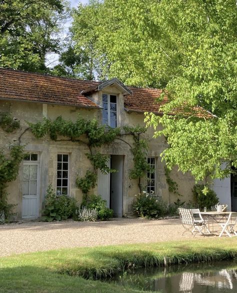 manoirdeplaisance French House Interior Provence France, White Picket Fence Ideas, Picket Fence Ideas, Italian Cottage, French Country Houses, Mediterranean Farmhouse, Provence House, Mediterranean Aesthetic, Fence Designs