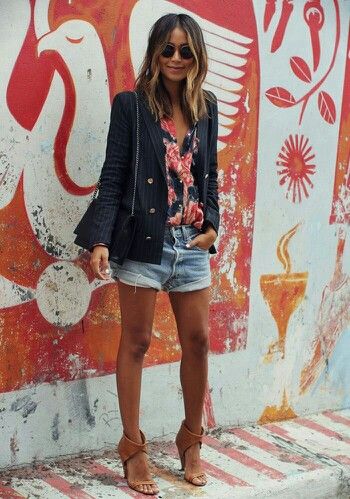 .. Floral Button Up Shirt Outfit, Look Short Jeans, Sincerely Jules Style, Julie Sarinana, Denim Shorts Outfit, Summer Loving, Sincerely Jules, Style Blazer, Cut Offs