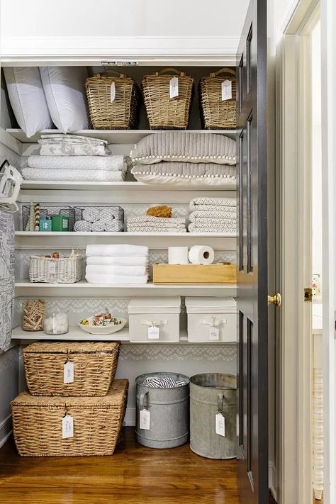 12 Linen Closet Organization Ideas for Easy Access to Essentials Linen Closet Storage, Organizing Linens, Bathroom Closet Organization, Organizar Closet, Organized Closet, Organized Pantry, Linen Cupboard, Diy Accent Wall, Linen Closet Organization