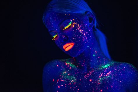 Great for creating amazing art work but how does it shine so brightly? Fluorescent Painting, Uv Photography, Glow In The Dark Paint, Fluorescent Paint, Woodworking Shop Layout, Dark Paint, Tool Tips, Uv Black Light, Neon Painting