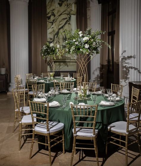 Green And Gold Reception, Forest Green Wedding Reception, Emerald Reception Decor, Emerald Green Wedding Long Table, Emerald Green Venue Decor, Emerald Green Sangeet Decor, Emerald Green Wedding Decor, Emerald Wedding Theme, Emerald Green Quinceanera Theme