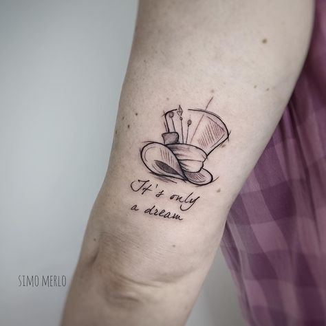 Mad Hatter Tattoo Ideas, Hatter Tattoo, Mad Hatter Tattoo, Tattoos Cross, Tim Burton Tattoo, Alice And Wonderland Tattoos, Hat Tattoo, Wonderland Tattoo, Men Tattoos