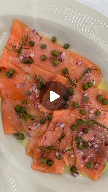 Chef Bea Lopez on Instagram: "Esta receta la puedes usar como cena ligera y saludable o como entrada o botana en cualquier reunión. Es muy fácil y en 10 minutos lo tienes listo.
 
https://lasoleta.com/recetas-saladas/entradas/carpaccio-de-salmon-ahumado/
Ingredientes
150 gramos salmón ahumado
Alcaparras
Cebolla morada finamente picada
Eneldo
Limón
Aceite de oliva
Sal
Totopos o galletas (para acompañar)
Elaboración paso a paso
Poner en un plato el salmón extendido. Agregar las alcaparras, cebolla morada picada, eneldo, limón, aceite de oliva y un toque de sal. Todos los ingredientes son al gusto. Acompañado de totopos o galletas. Ideal para cenar fácil y delicioso.
 
#carpaccio #entradas #botana  #entradascaseras #comidademar #salmon #recetasconsalmon #recetasrapidas #recetasfaciles #lasole Fig Carpaccio, Fig, Chef, On Instagram