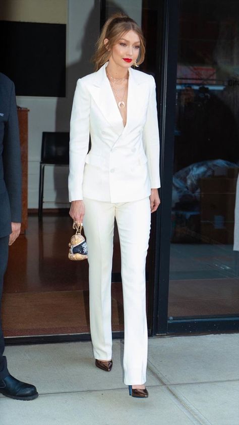 Pantsuits For Women Wedding, White Dress Suits, Casual Wedding Outfit, White Pantsuit, Fancy Suit, 70s Inspired Fashion, Coat Trends, White Suit, Pant Suits