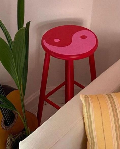 kylie francis - x Small Art Display Ideas, Trendy Colorful Bedroom, Red Retro Bedroom, Cute Aesthetic Rooms, Dopamine Design, Diy Record, Colourful Table, Kylie Francis, Dopamine Decor