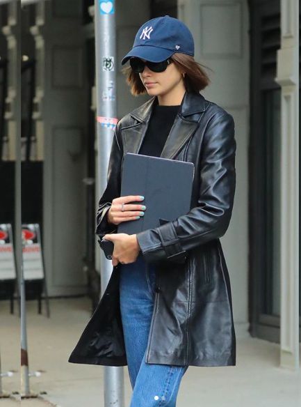 Black Cap Outfit, Kaia Gerber Style, Fake Leather Jacket, Leather Jacket Outfit, Cap Outfit, Jacket Outfit, Black Cap, 가을 패션, Jeans Boyfriend