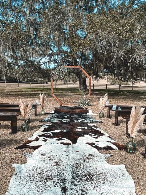 Ranch Landscaping Ideas, Runner Couple, Cowhide Wedding, Wedding Isle Runner, Western Wedding Decorations, Country Wedding Pictures, Western Wedding Ideas, Western Wedding Rings, Country Wedding Decor