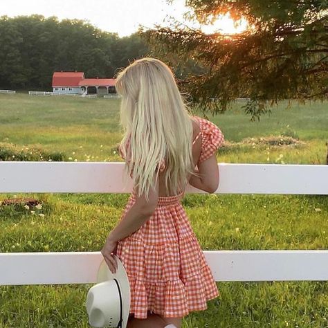 Country Girl Aesthetic, Country Concert Outfits, Foto Cowgirl, Senior Photoshoot Poses, Western Photoshoot, Country Summer, Senior Photo Outfits, Looks Country, Pose Fotografi