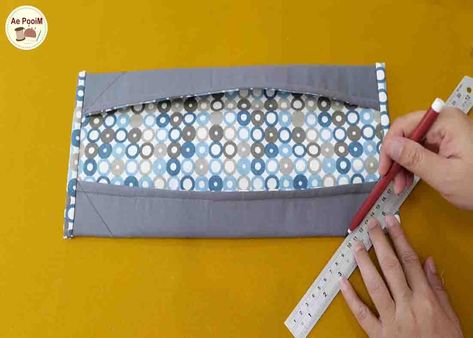 Attaching the handle of the hot dish basket Hot Dish Fabric Basket, Casserole Caddy Pattern, Pass The Hot Dish Free Pattern, Plate Carrier Holder, Casserole Cozy Pattern Free Printable, Casserole Dish Cozy Pattern Free, Casserole Cozy Free Pattern, Casserole Carrier Free Pattern, Bowl Warmers