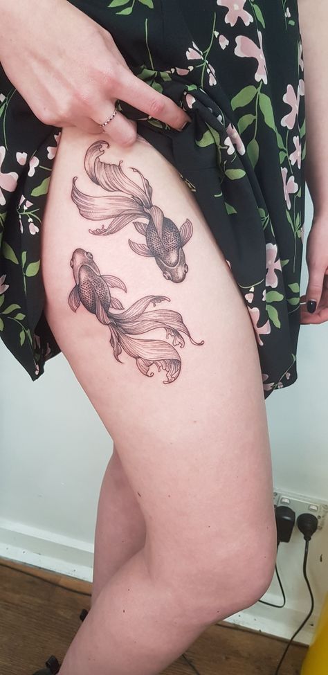 Thigh Fish Tattoo, Fish Tattoo Thigh, Fish Tattoo, My Tattoo, Yin And Yang, Free Living, Hip Tattoo, Tattoo Inspo, Thigh Tattoo