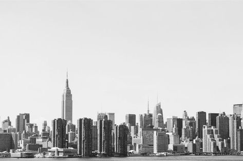 Nyc Skyline Black And White, City Skyline Black And White, Nyc Landscape, New York Guide, Ny Skyline, New York City Guide, Tiny Office, Black And White City, Bike Photoshoot