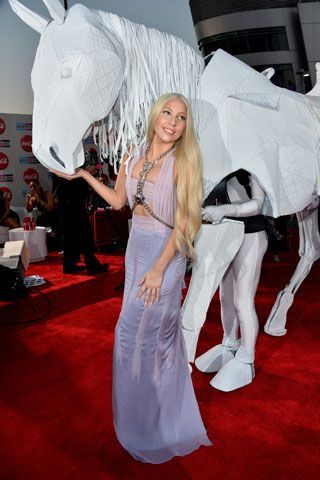 Lady Gaga Brings Her Versace Campaign to Life…on a Horse Donatella Versace Young, Custom Versace, Versace Campaign, Lady Gaga Met Gala, Gala Planning, Meat Dress, Pink Fur Coat, Valentino Gowns, Lady Gaga Photos