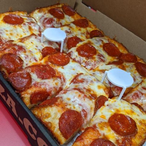 Jet's Pizza on Instagram: “Did anyone’s stomach just growl at the sight of this? Because, same. 📸: @amandaspurlock” Jets Pizza, Dinner Food, Food Obsession, Pepperoni Pizza, Junk Food, Pet Birds, Dinner Recipes, I Am Awesome, Pizza