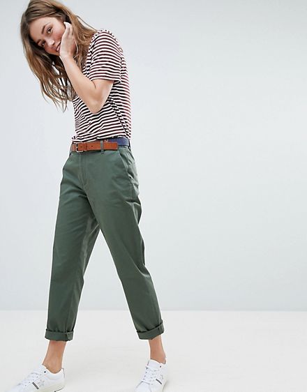 Chinos Outfits For Women, Chinos Women Outfit, Red High Waisted Pants, Ținute Business Casual, Chino Pants Women, Mens Dress Outfits, Looks Jeans, Womens Chinos, Chinos Style