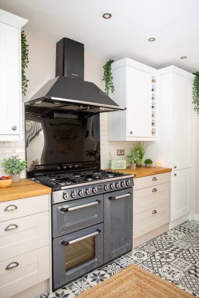 Smeg Range Cooker, Range Cooker Kitchen, Kitchen Smeg, Smeg Range, Cashmere Kitchen, Gas Range Cookers, Wren Kitchens, Induction Range Cooker, Modern Country Kitchens