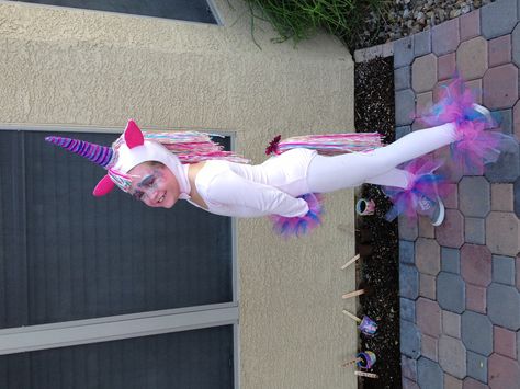 Unicorn costume. Streamers. Tutus on hands and feet. Diy Kids Halloween Costumes, Diy Unicorn Costume, Unicorn Costume Kids, Sew Halloween Costume, Kids Halloween Costumes, Unicorn Halloween Costume, Troll Costume, Box Costumes, Diy Unicorn