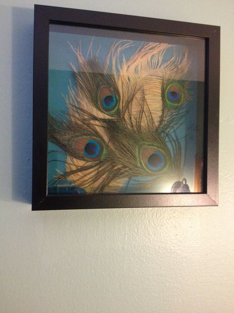 DIY peacock shadow box. So easy to make Peacock Room Decor, Peacock Feather Decor, Peacock Living Room, Etsy Wall Decor, Shadowbox Ideas, Diy Peacock, Peacock Wall Decor, Beautiful Live Wallpaper, Home Wall Painting