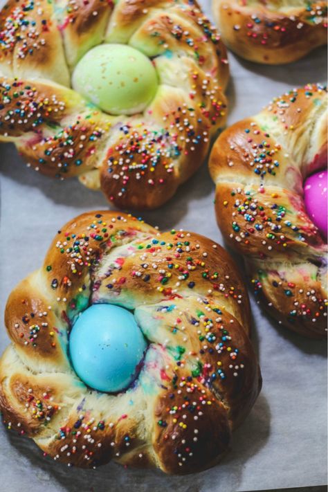 Italian Easter Bread (Pane di Pasqua) Bread Wreath, Italian Easter Bread, Easter Bread Recipe, Italian Easter, Easter Bread, Challah Bread, Fashion Diva, Family Tradition, Sweet Bread