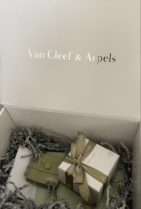 jewelry Birthday Aesthetic Presents, Van Cleef Packaging, Luxury Gifts Aesthetic, Boujee Gifts, Van Cleef Aesthetic, Perfumes Photography, Jewelry Unboxing, Luxury Jewelry Packaging, Inspo For Instagram