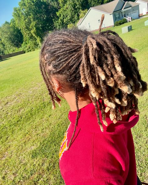 high loc pony vibes ♥️ my hangtime has came a long way from the last slide (2 months vs 2.9 yrs) . . . . follow @killinitkammy ✨ . . . . . . . . . . #naturallocs #locdhaircommunity #locgoddess #locgang #womenlocs #locjourneycontinues #healthylocs #locsndreads #womanwithlocs #locblogger #locgrowth #twostrandtwistlocs #locbae #locnation #lovemylocs #blondelocs #blackwomenwithlocs #locd #blondehair #locsandmelanin #locs4life #starterlocs #starterlocstyles #locsmithing #explorepage #explore #ret... Loc Ponytail, Natural Dreadlocks, Micro Locs, Blonde Tips, Two Strand Twist, Starter Locs, Loc Styles, 2 Months, Locs