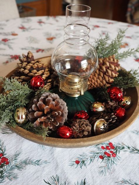 Round Table Christmas Centerpieces, Wooden Bowls Decor, Oil Lamp Centerpiece, Antique Dough Bowl, Dough Bowl Centerpiece, Vintage Oil Lamp, Amazing Crafts, Wooden Dough Bowl, Christmas Look