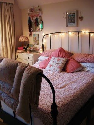 Juliana Core, Fairy Lights Bedroom, Pink Sheets, Cosy Bedroom, Cute Bedroom Ideas, Iron Bed, Pretty Room, Dreamy Bedrooms