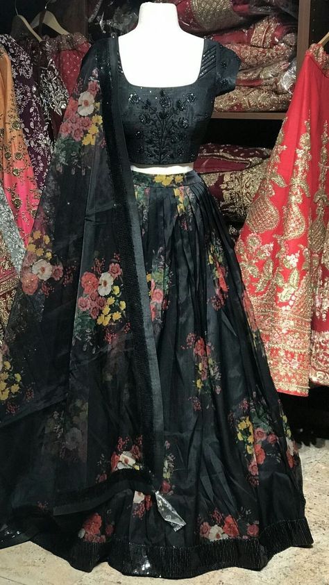 Floral Organza Lehenga, Geetha Govindam, Mehendi Dress, Floral Dupatta, Floral Skirt Outfits, Kerala Saree Blouse Designs, Indian Dress Up, Raw Silk Blouse, Silk Kurti Designs