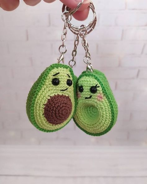 ¡Llaveros tejidos! Opciones increíbles | Revista KENA México Crochet Keyring Free Pattern, Crochet Applique Patterns Free, Crochet Disney, Crochet Keychain Pattern, Pola Amigurumi, Crochet Shop, Crochet Wedding, Crochet Gratis, Crochet Business