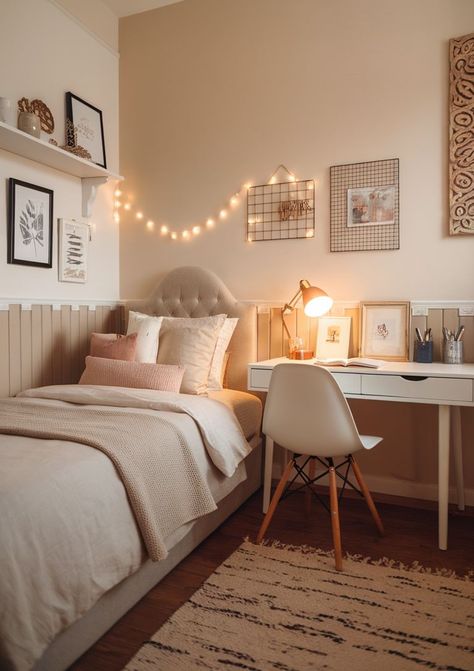 How to Style a Natural Minimalist Bedroom with Ease College Bedroom Aesthetic, Simple Dorm Room Decor, Natural Minimalist Home, Trendy Room Ideas, Airy Decor, Minimalist Desk Lamp, Bed With Drawers Underneath, Minimalistic Room, Light Academia Room Decor