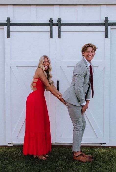 Couples Prom Outfits, Prom Picture Poses For Couples, Couples Homecoming Pictures, Couple Prom Pictures, Hoco Poses, Couples Prom, Prom Photography Poses, Couple Prom, Funny Prom