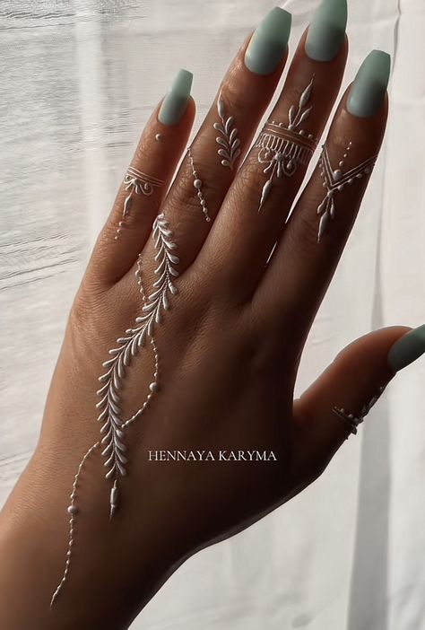 Henna Motive, Aesthetic Henna, White Henna Designs, Bride And Prejudice, Henna Tutorial, Henna Inspo, Finger Henna Designs, Henna Ideas, Henna Tattoo Hand