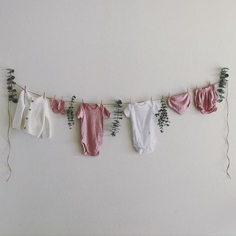 Baby Onesie Garland, Simple Pink Baby Shower Ideas, Simple Floral Baby Shower Ideas, Onsie Garland Decoration, Vintage Flower Baby Shower Ideas, Baby In Bloom Shower Ideas Backdrop, Dainty Baby Shower Ideas, Minimalist Baby Shower Ideas Girl, Feminine Baby Shower Ideas