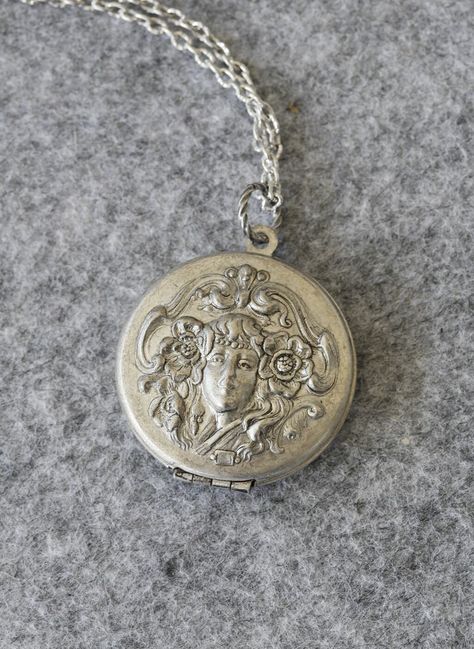 Antique Gadgets, Mens Locket, Infinite Money, Locket Jewelry, Vintage Jewelry Ideas, Sun And Moon Necklace, Edgy Jewelry, Antique Locket, Whimsical Jewelry