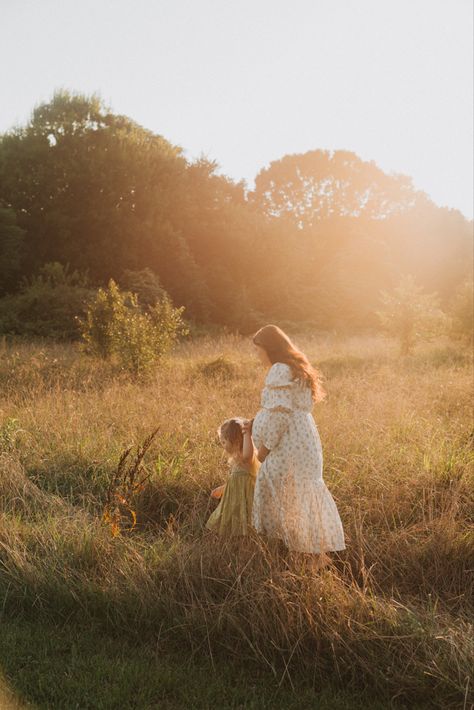 Christian Maternity Photoshoot, Earthy Maternity Photos, Ethereal Maternity Shoot, Maternity Shoot With Toddler, Maternity Session With Toddler, Maternity Pictures With Toddler, Golden Hour Maternity Shoot, Maternity Aesthetic, Mother Daughter Maternity