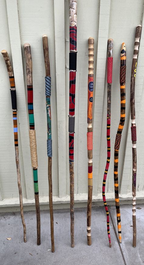 Painted Sticks Diy, Spirit Sticks, Walking Art, Hand Carved Walking Sticks, Art Pole, Painted Driftwood, Driftwood Art Diy, Weekend Crafts, Wooden Walking Sticks