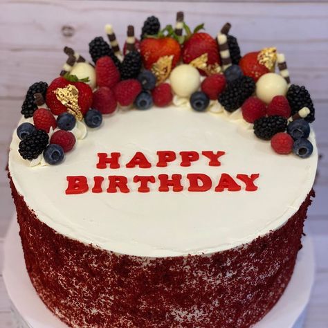 Red Velvet Birthday Cake For Men, Red Velvet Birthday Cake Decoration, Red Velvet Cake Decoration, Velvet Birthday Cake, Red Velvet Birthday, Red Velvet Birthday Cake, Red Birthday Cakes, Bolo Red Velvet, 18th Birthday Cake