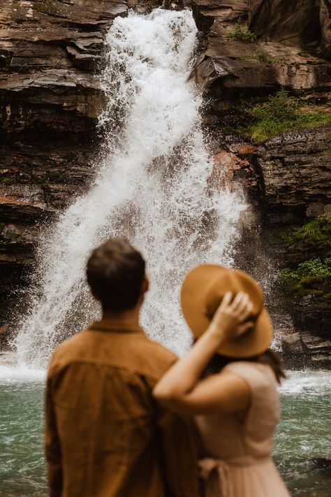 Couple Poses In Waterfall, Bali Photoshoot Couple Photos, Family Waterfall Photoshoot, Waterfall Couple Shoot, Waterfall Couple Photos, Couples Photoshoot Waterfall, Waterfall Poses Photo Ideas, Engagement Shoot Outfits Summer, Waterfall Photoshoot Ideas