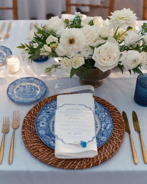 Classic blue & white = timeless. Photo: @jamesandersonwed Venue: @glynwoodevents Planning: @monicarelyeaevents China Rentals: @northcountryvintage Rentals: @events_unlimited_party_rentals Floral Design: @athabold Stationery: @wouldntitbelovely Catering: @lolas_weddingsandevents Blue China Wedding Table, Blue China Wedding, Mismatched China, Creative Tables, Gold Flatware, Wedding Party Table, Country Vintage, Table Setting Decor, North Country